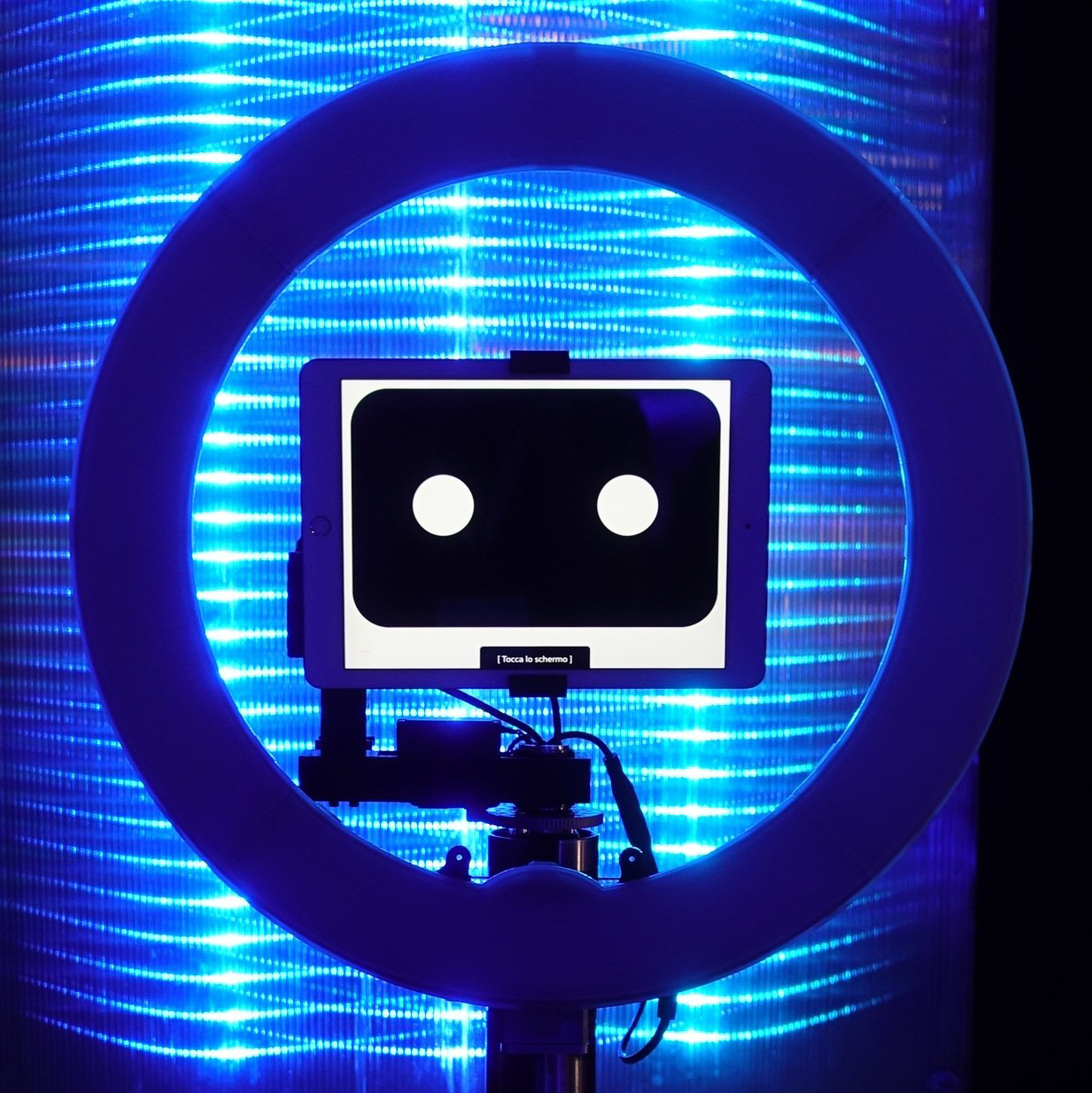 Dettaglio del ring light di Selfiebot illuminato di blu